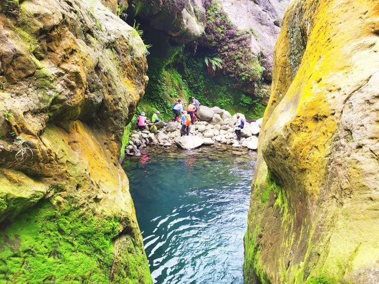 由瀑布上方眺望下方用餐的山友