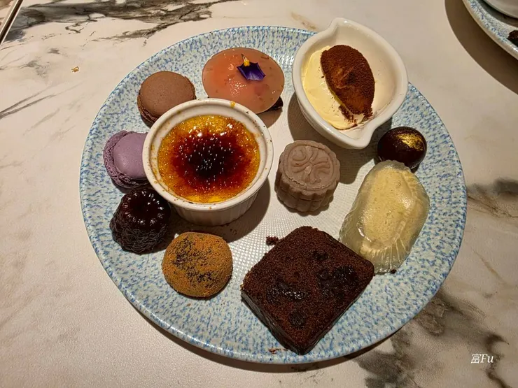 甜點看哪個順眼，就都拿一點，最喜歡烤布蕾、奶酪、提拉米蘇。