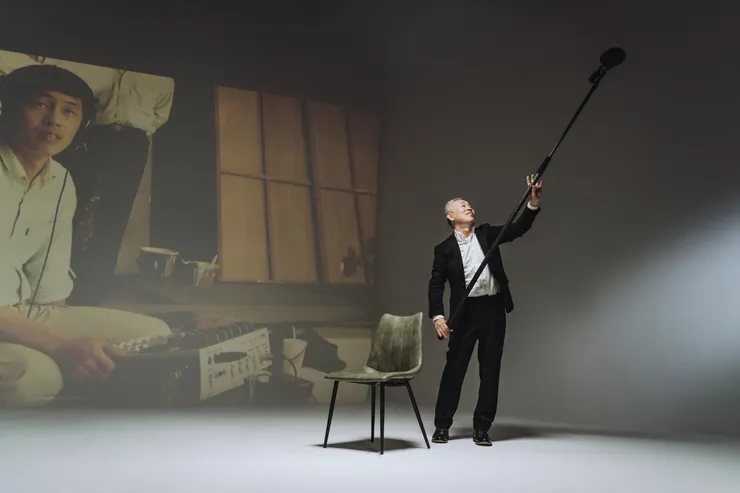 國際級電影聲音指導杜篤之,背景為其於電影《南國再見,南國》擔任錄音師之側拍/學籽文創提供