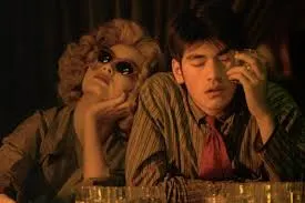 何志武與金髮女的相遇,金髮女的造型有其哲學,每一次穿雨衣,我都會戴太陽眼鏡。你永遠都不知道,什麼時候會下雨什麼時候會出太陽。