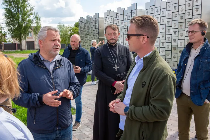 神父與當地的熱心民眾協助埋葬許多被俄軍無故殺害的烏克蘭人