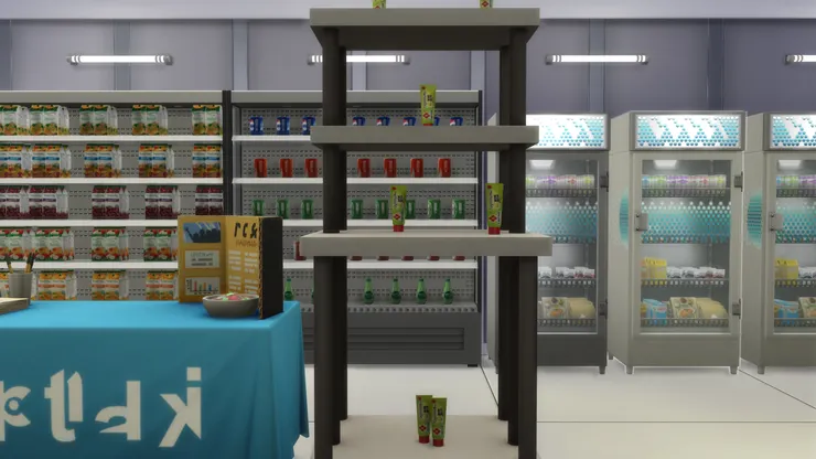 本來樓梯跟雪櫃之間沒有這麼寬闊，但我又不想建得太窄，最後覺得太空空如也，所以擺了推廣商品的攤位。