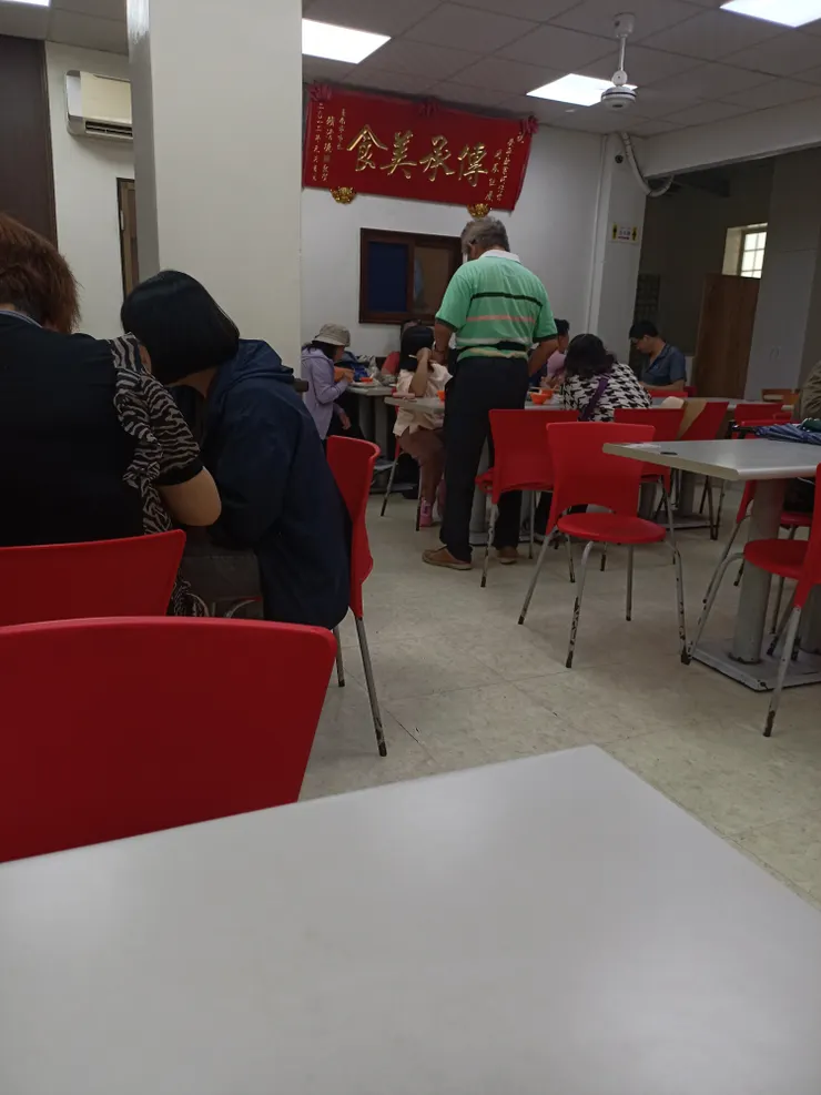 還好店裡面有冷氣，外面超級熱的😖