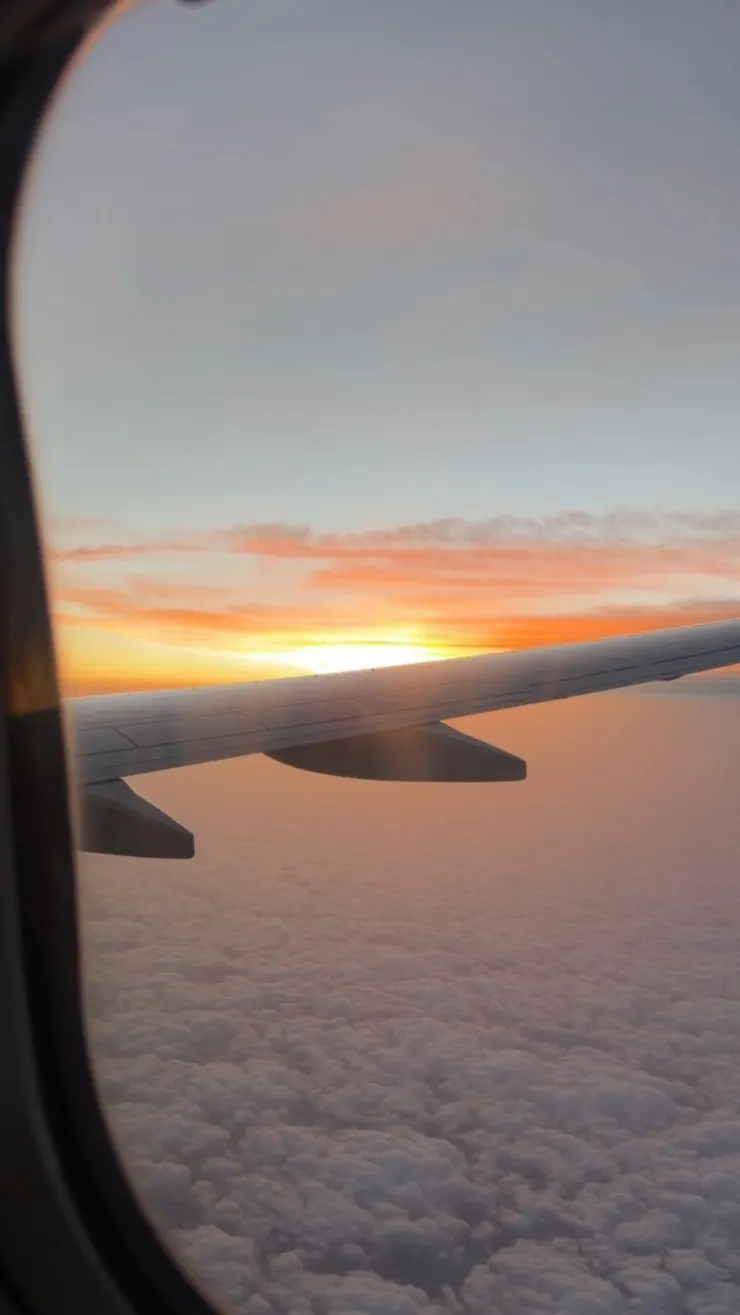 飛機窗外日出