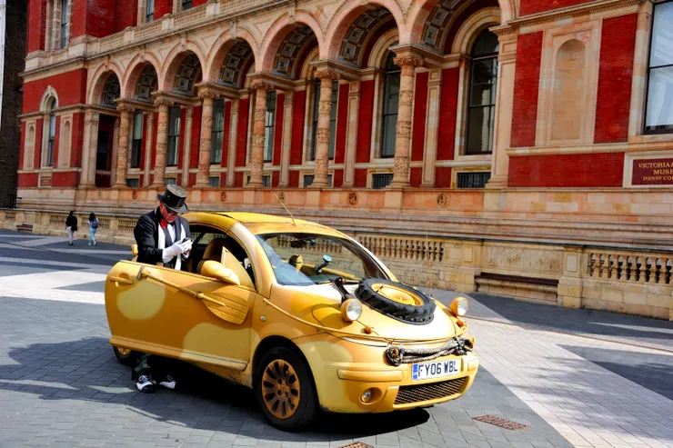 【在Exhibition Rd.的街頭藝人？背景為維多利亞與亞伯特博物館。】