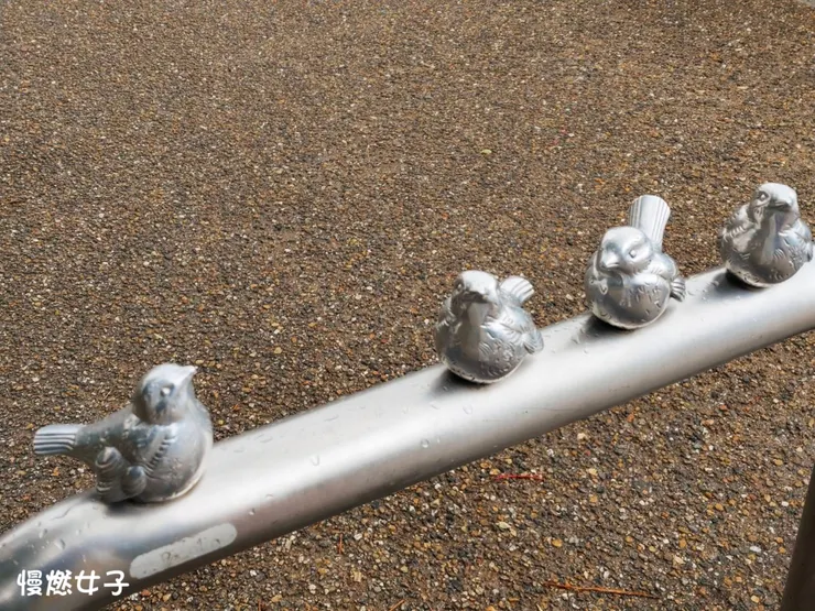 日本公園中,在車擋上也展現出設計的小巧思.