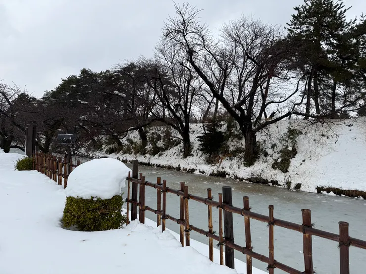 弘前城。護城河。