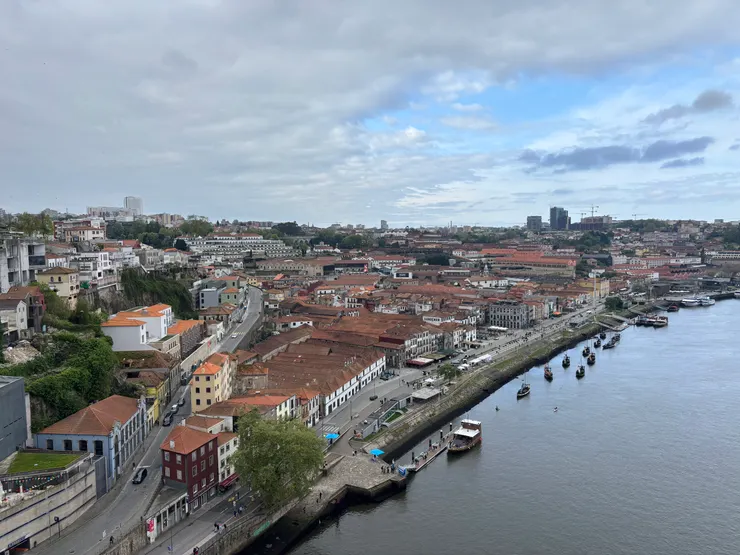 小攤販多跟有纜車的左岸