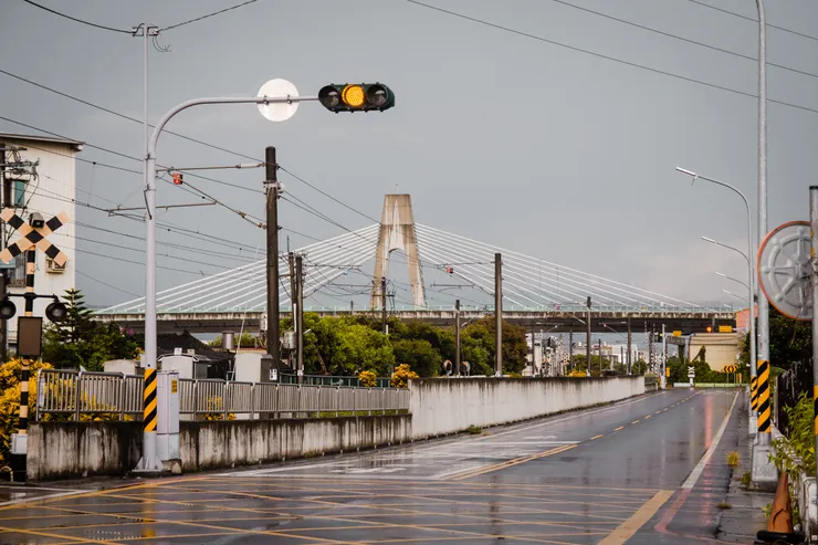 北上月臺一旁則是多了一條聯外道路，圖中前方的橋為高鐵新光大橋