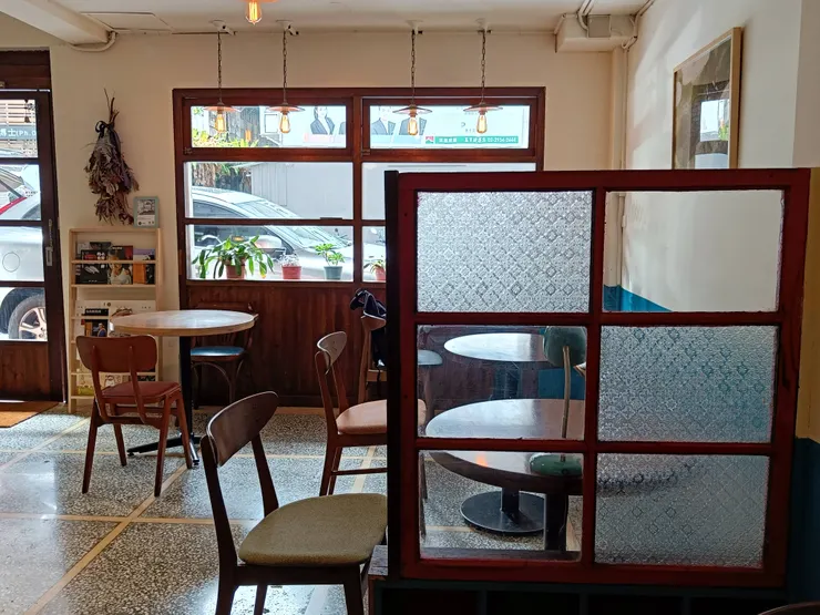 這片毛玻璃充當屏風之用，堪稱神來一筆