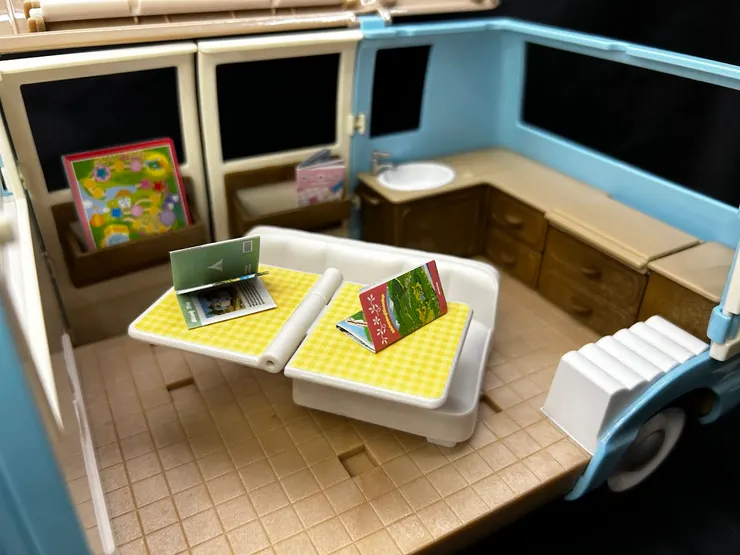 車內的小桌子可以自由移動，地板也有卡榫可以固定，桌子還能折疊