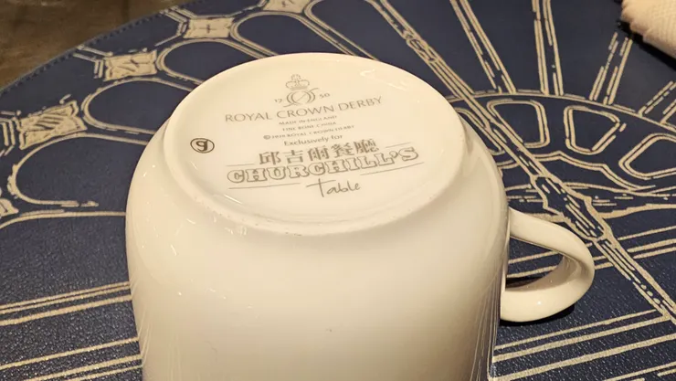 杯子底下也能見到邱吉爾餐廳的字樣!