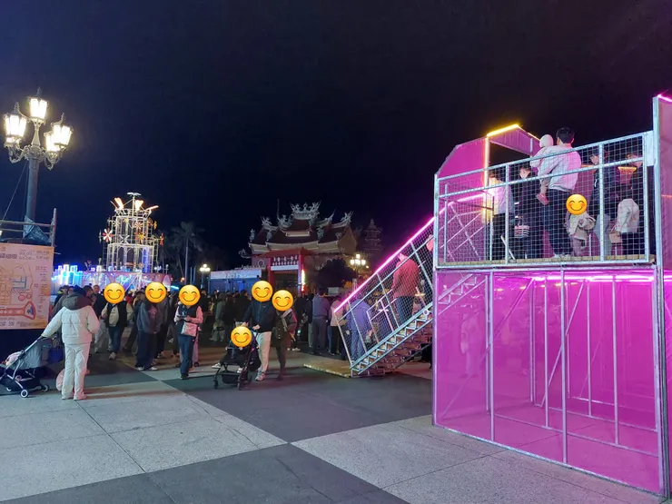 階梯可以走上桃紅空橋 / 資料來源：我自己