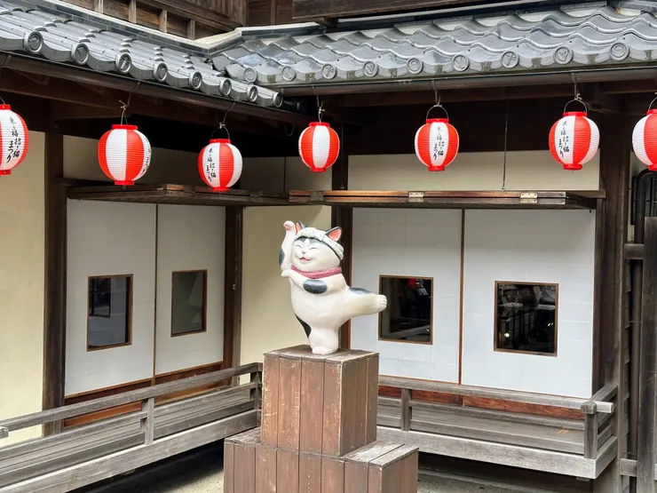 托福橫丁的周邊巷弄也都可以看到貓咪的雕像