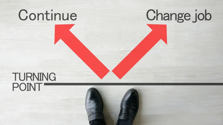 許多人在年後都會面臨職涯的轉折點，選擇繼續或轉職。(圖／Canva)