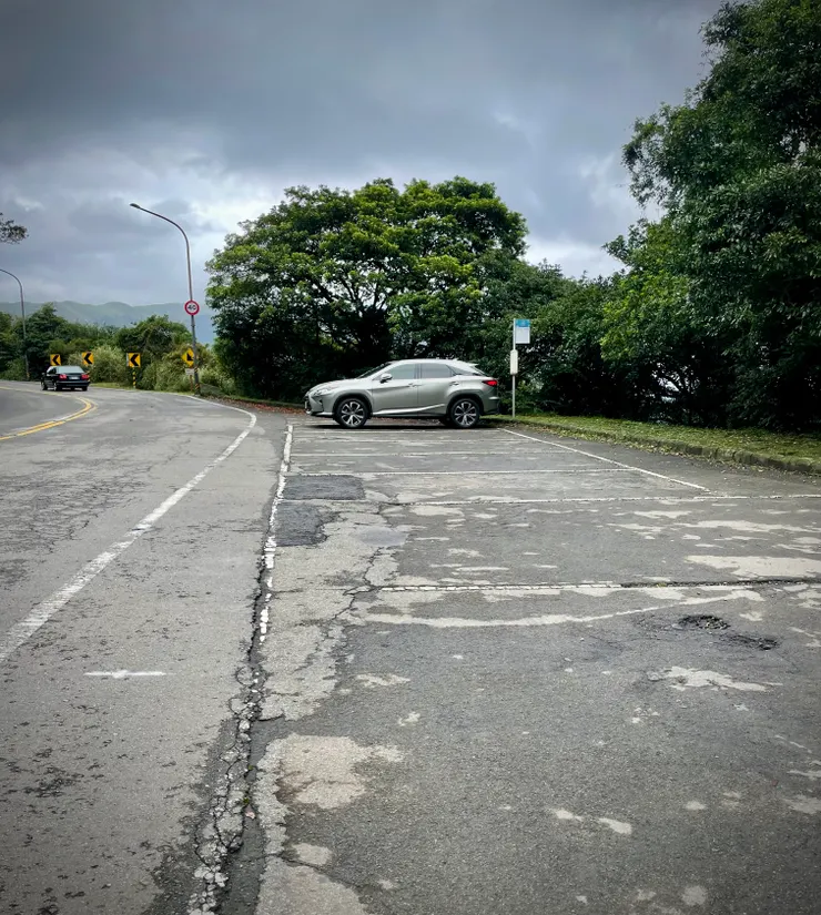 竹子湖路停車場,週間很好停