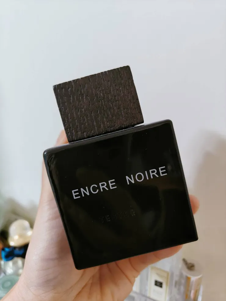 我買的是俗稱T包的tester 100ml，價格只要三位數非常划算，不過瓶身有被刻上Tester字樣喔 !