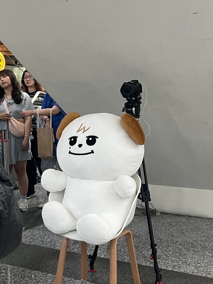 大圭美就這樣坐在椅子上，好可愛！