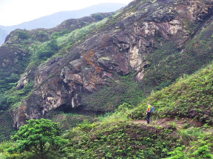 水管路隧道口（此隧道非常狹窄，另一端幾乎要用爬的才能通過)