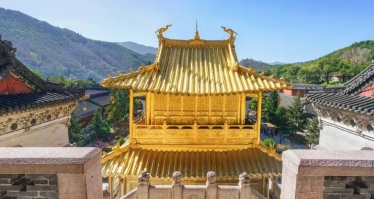 五台山顯通寺金色屋頂的壯麗景觀。