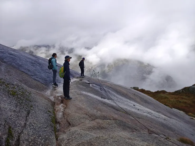 因為前一天下雨，山陰處仍然濕滑，有位隊友已藉故登山鞋無法止滑，下山喝咖啡了。