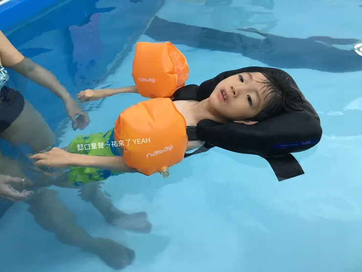 對於腦傷兒來說，浮力可以支撐全身體重。