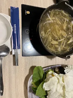 既然如此,沾醬是為了讓食物更加好吃,那也不代表沒沾醬就是不好吃了,一樣可以吃得很開心。不過,即使吃火鍋分為沾醬或不沾醬兩派,那也不會影響到大家聚在一起吃火鍋的樂趣。要不要沾醬由個人自己決定,只要能吃得開心就好。