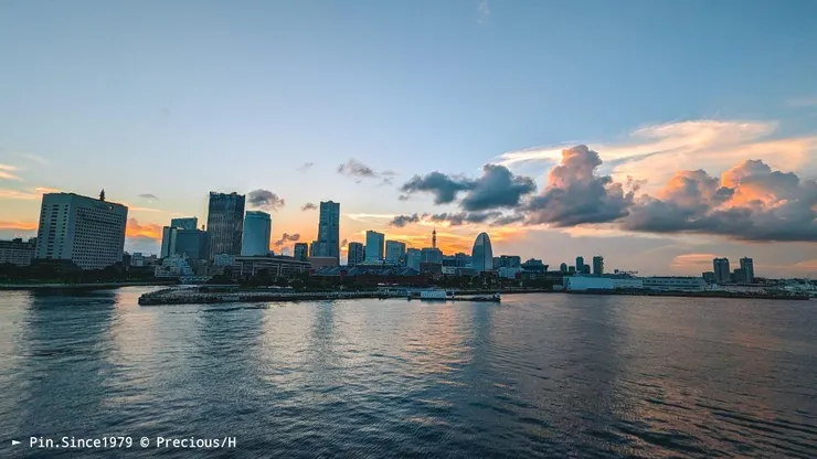 大棧橋上，隔海望過去的港未來21。