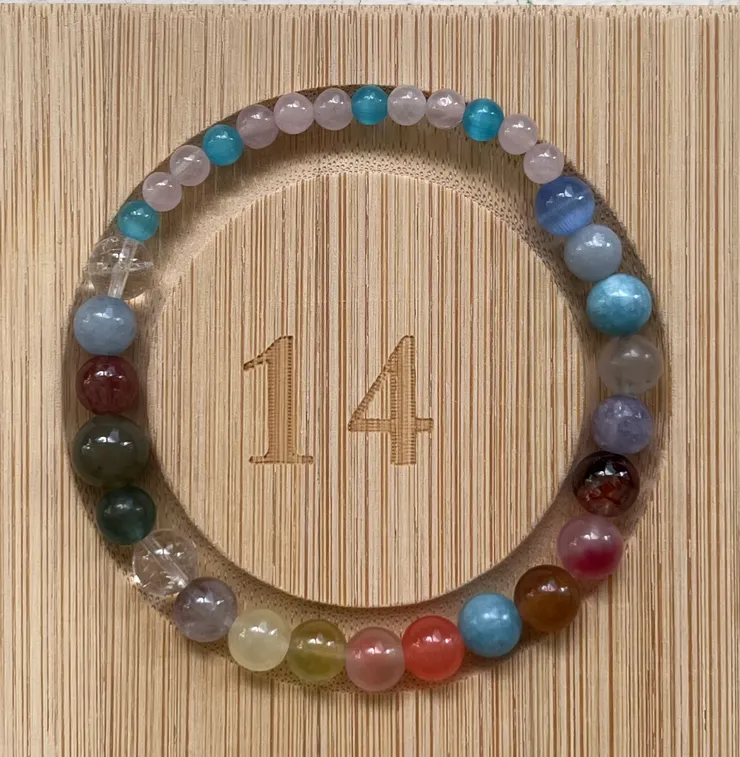 這就是我為她配出的手鍊。 每一顆珠子都像是一段心意的記錄:有療癒的藍色、有柔軟的粉色,也有堅韌沉穩的深色。 就像我們的友情—不是只有陽光,還有陰影、還有磨合,但正因為如此,才顯得完整而珍貴。