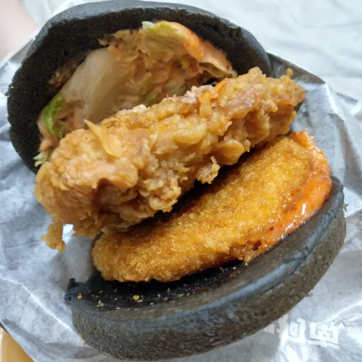 漢堡很大一個，皮是黑色的，吃起來很一般