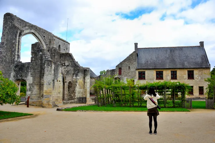 【驅車十分鐘到聖科斯姆修道院 千年歷史仍難免毀於二戰兵燹！左為修道院廢墟、右為龍薩故居。】