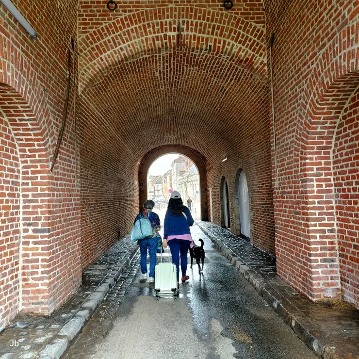 【穿過魯貝門進入美麗繁華市街】