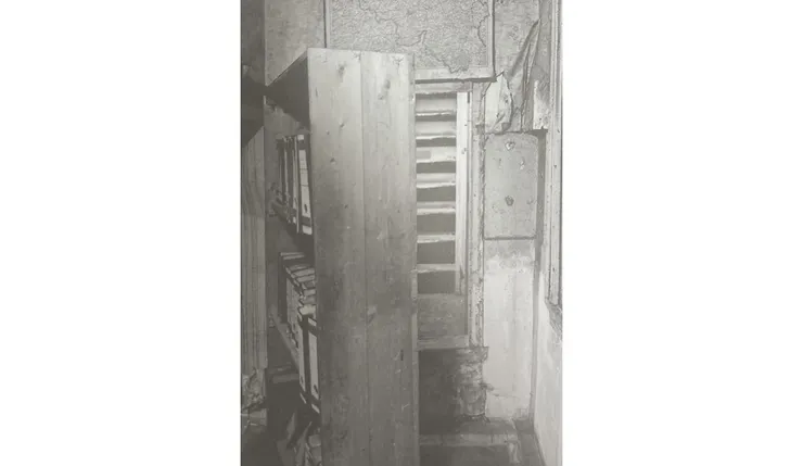 密室入口（截自《安妮日記》）