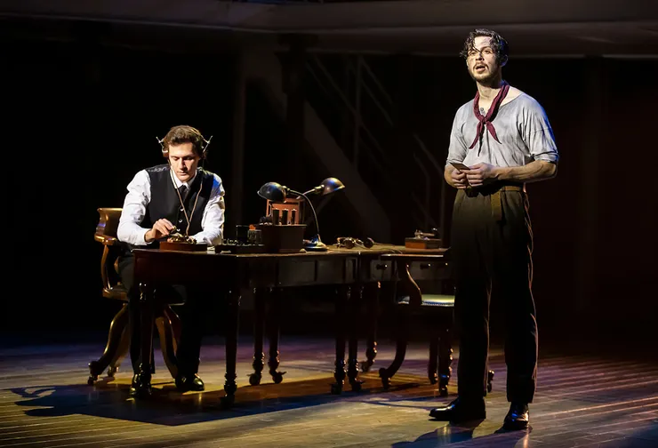 官網劇照〈The Proposal〉https://titanicthemusical.co.uk/photos/production/large/075.jpg