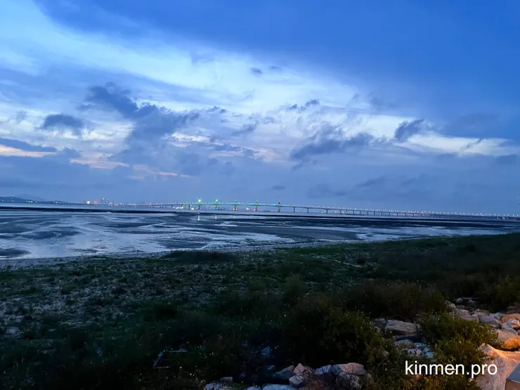 晚上的金門大橋,燈光會間曾變色