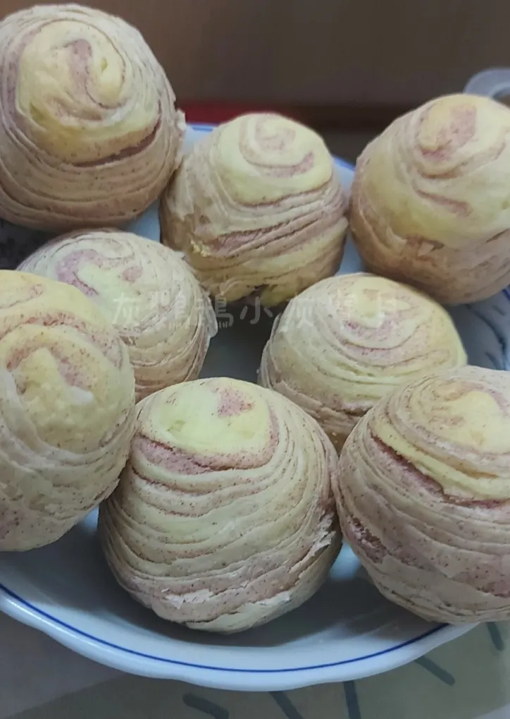 圖片來源：灰鸚鵡小灰寶貝《【蛋黃酥DIY】手工製作螺旋芋頭蛋黃酥＆菠蘿蛋黃酥》https://www.potatomedia.co/s/rVqlny9