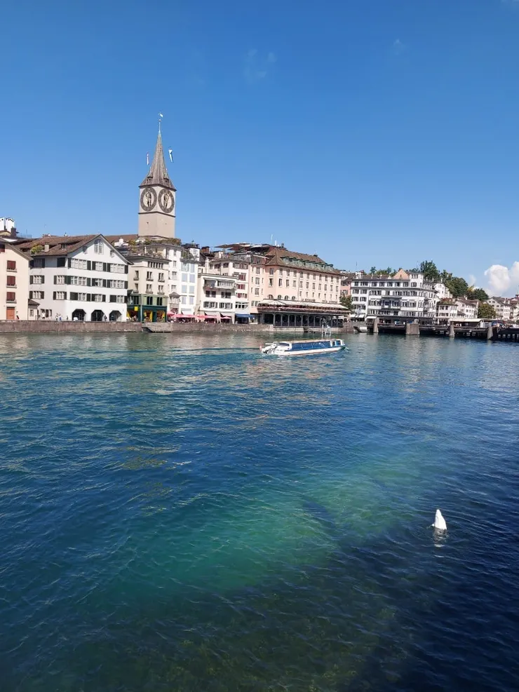 利馬特河仍是水量豐沛，對岸即是知名的聖彼得大教堂