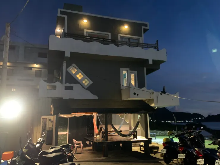 夜深人靜的民宿,在喧囂過後顯得特別沉靜