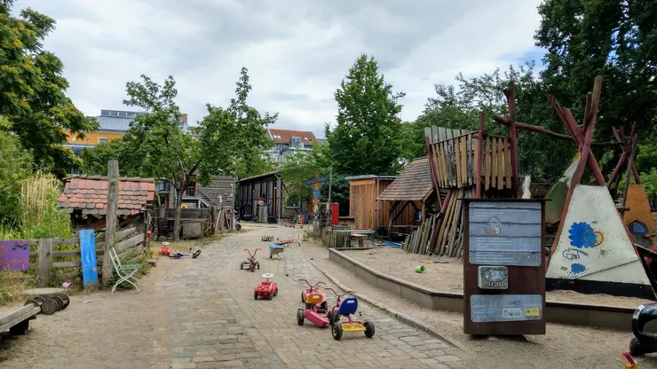 提供小朋友接觸環境與自然的Panama，內有養馬Pferden、羊Schafen、和兔子Kaninchen(當天有看到羊