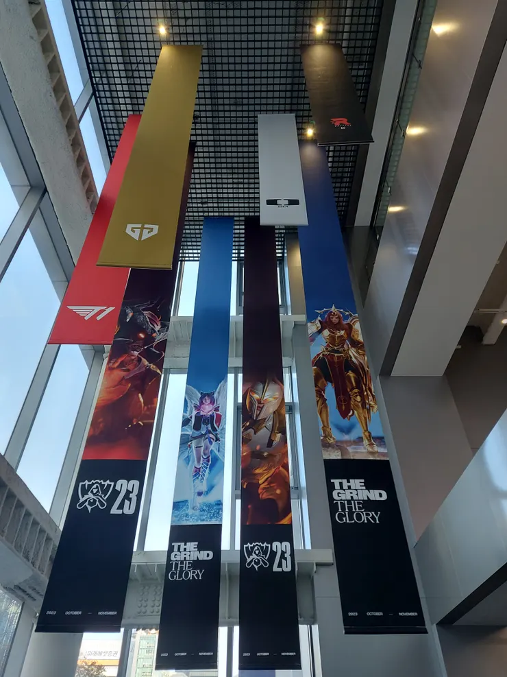 世界賽代表英雄和LCK代表隊伍的戰旗飄逸