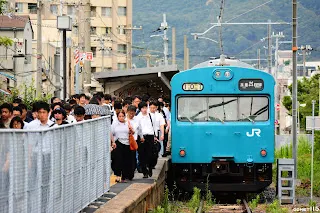 和田岬車站上班時間的通勤人潮