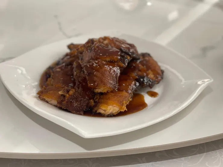 燻魚沒有泥味，且醬汁香濃、十分入味。（作者的姑丈拍攝）