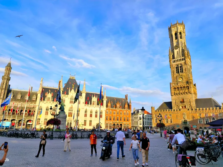 【集市廣場，省議會廳與鐘樓。】