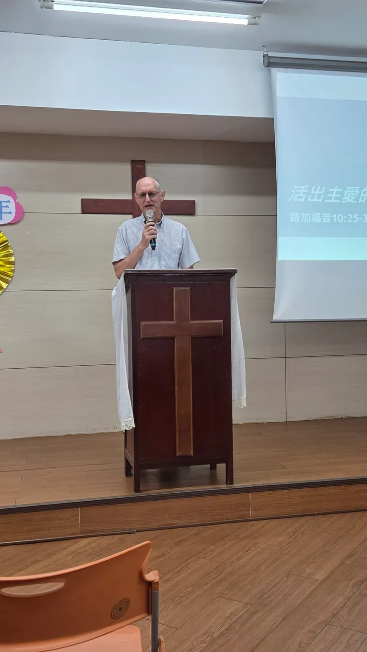 歐文忠牧師(Pastor David Ullstrom)以台語證道