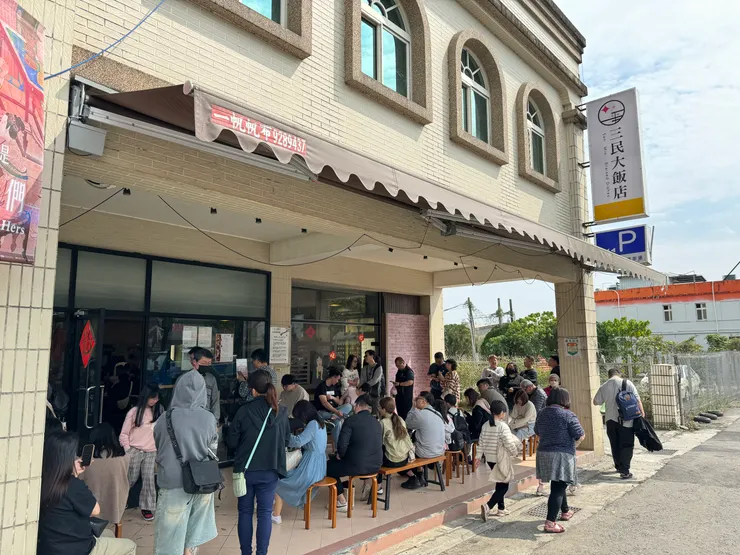 三民大飯店跟臭豆腐同一條街，建議外帶滷味去臭豆腐店吃