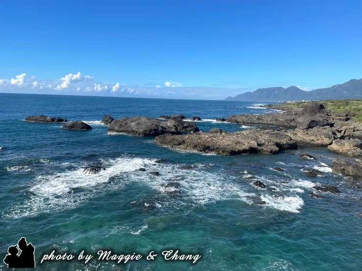 三仙台拱橋旁，海浪拍打著岩石，激起一朵朵純白浪花，在陽光下閃爍著晶瑩光芒，宛如大自然的盛宴。