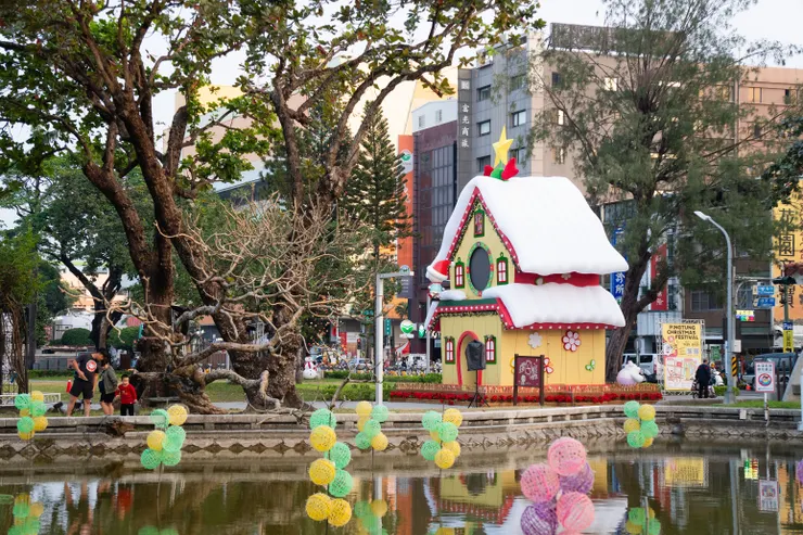 從屏東公園水池遙望聖誕童話屋，個人超喜歡這個角度，好夢幻！