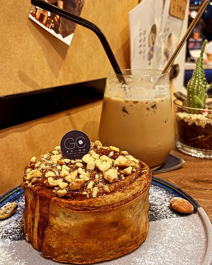 凝視·咖啡 Gaze Cafe｜青草茶拿鐵＆黑糖肉桂捲