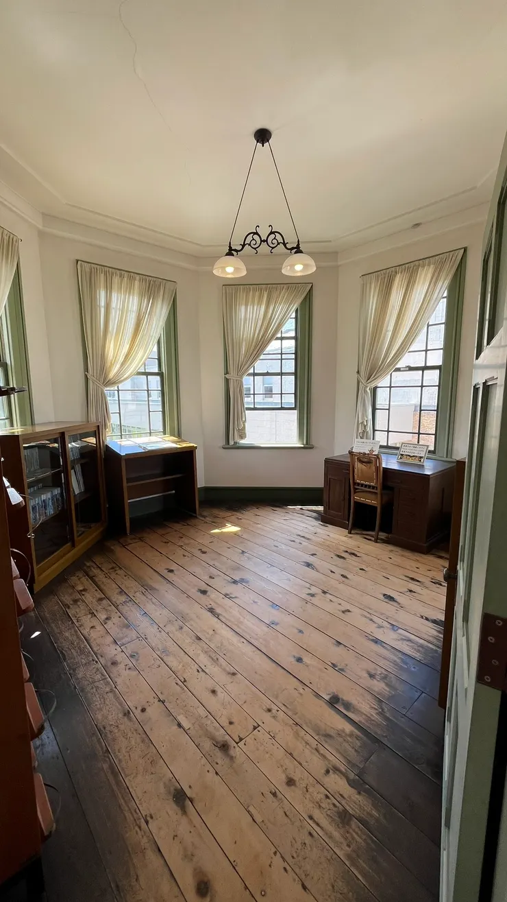 如同現在不能外借的書籍。