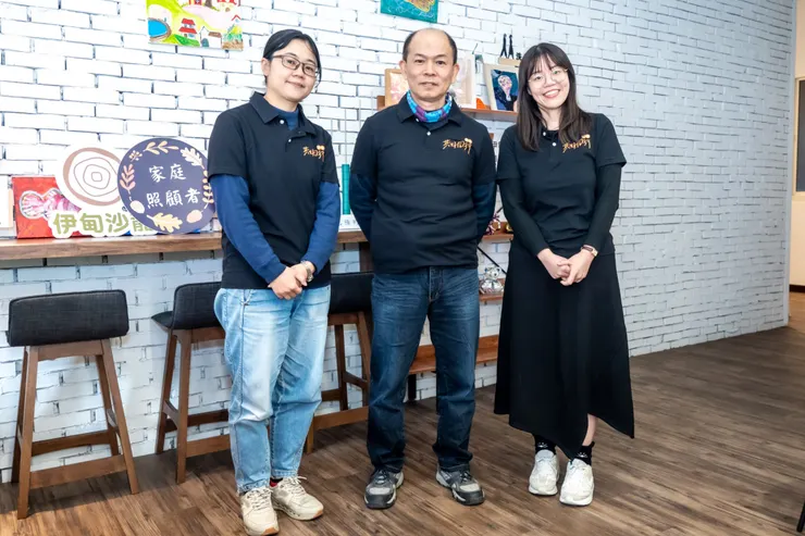 （圖說：總是笑臉迎人的許文科(中)，感謝樹林居家主任張琬雅(左)、新北居家主任王勤心(右)，以及工作人員的鼓勵與陪伴，讓他在居家服務中勇敢前行。）